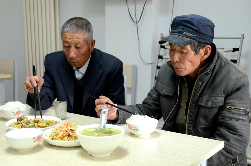 在黃灣村，3塊錢就能在“老飯桌”吃一頓葷素都有的飯。閻夢婕 攝