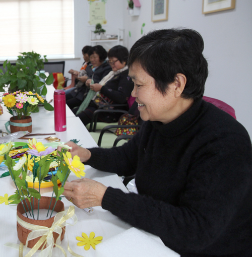 在花知季·許浦鄰裡中心，沈月芳在制作干花。（楊文全  攝）