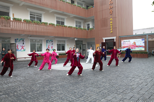 “青鬆”太極隊在花知季·許浦鄰裡中心練習。（楊文全 攝）